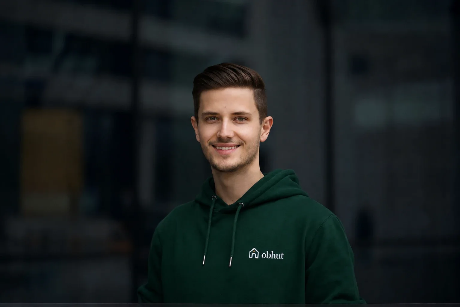 Niklas Mocker im grünen obhut-Hoodie